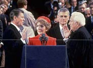 Reagan jura su segunda legislatura